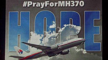 "#PrayForMH370 - Hope" (Bete für MH 370 - Hoffnung) steht auf einem Plakat in Kuala Lumpur, Malaysia. Die Australische Regierung möchte die Suche nach dem verschollenen Passagierflugzeug in den nächsten Wochen einstellen. 