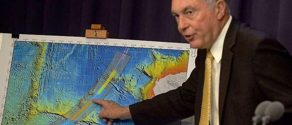 Der stellvertretende australische Ministerpräsident Warren Truss stellte im Juni das neue Suchgebiet für Flug MH370 der Presse vor.
