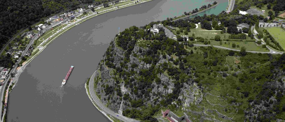 Das Luftbild aus 2008 zeigt den Loreleyfelsen inmitten des Unesco-Weltkulturerbegebiets Mittelrheintal.