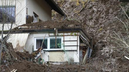 Ein Wohnhaus wurde von einem Erdrutsch getroffen und ist teilweise zerstört worden. 