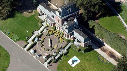 Eine Luftaufnahme aus dem Jahre 2003 auf das Bahnhofsgebäude auf dem ehemaligen Anwesen von Michael Jackson, der Neverland Ranch nahe Santa Barbara (Kalifornien). 