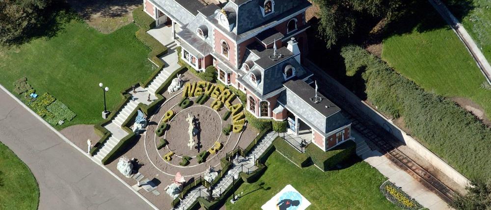 Eine Luftaufnahme aus dem Jahre 2003 auf das Bahnhofsgebäude auf dem ehemaligen Anwesen von Michael Jackson, der Neverland Ranch nahe Santa Barbara (Kalifornien). 