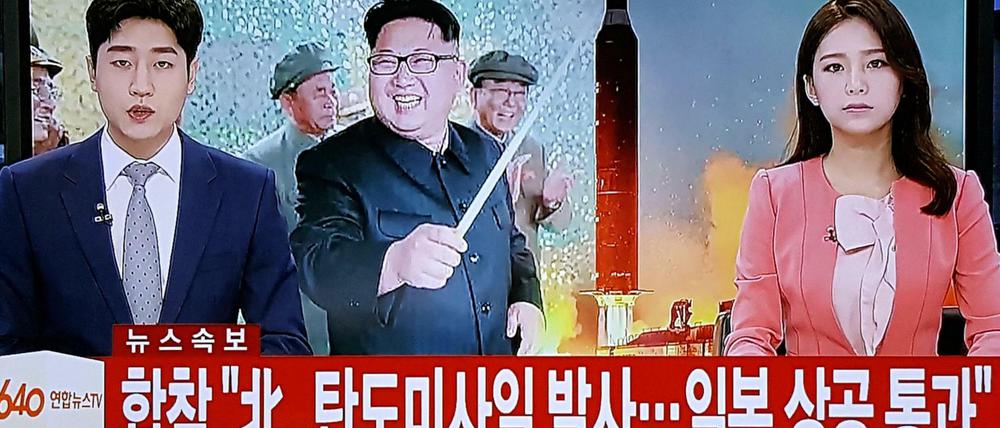 Angst in Japan und Südkorea: Ein südkoreanischer TV-Sender berichtet über die nordkoreanische Rakete, die Japan überflog und dann ins Meer stürzte.