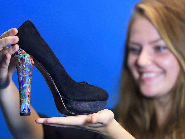 Auf ein solches Geschäftsmodell hofft Boyan Slat. Die Magdeburger Design-Studentin Laura Spilker hat einen Schuh mit Ozean-Plastik als Absatz entworfen. Doch bisher ist das nur ein Werkstück. Es dürfte schwer werden, Abnehmer für vom Meer zermahlene Plastikpartikel zu finden. 