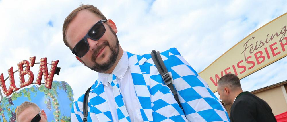 Ein US-Amerikaner mit maßgeschneidertem weiß-blauen Rautenanzug posiert auf dem Oktoberfest in München. Die 182. Wiesn dauert bis zum 04.10.2015 und wird wieder rund sechs Millionen Besucher aus aller Welt anlocken.