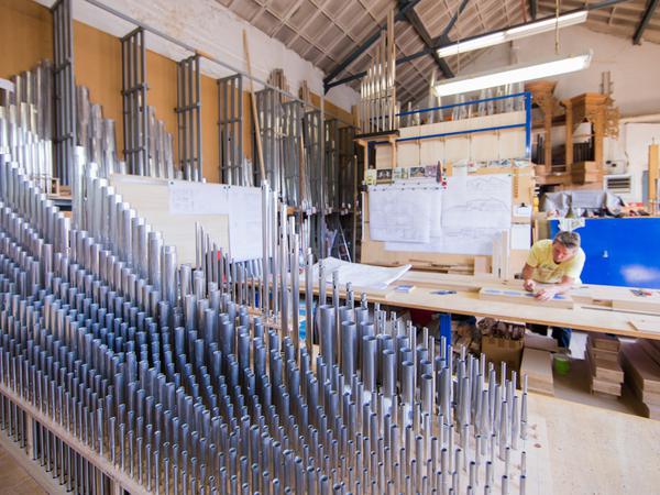 Ein Mitarbeiter der Firma Orgelbau Klais arbeitet in einer Werkstatt in Bonn an der Orgel für die Elbphilharmonie in Hamburg.