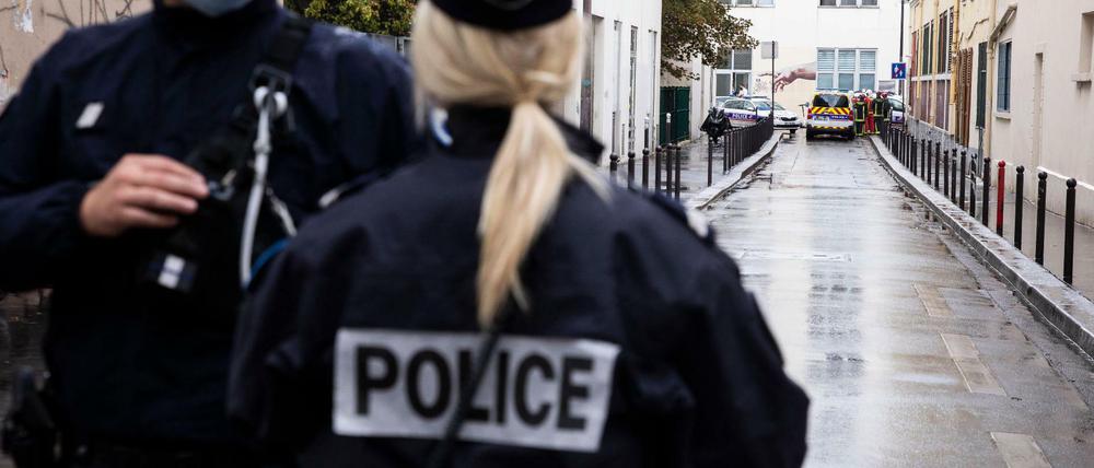 Messerattacke in Paris. Ein Verdächtiger ist wieder frei, weitere Personen hat die Polizei festgenommen.