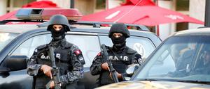 Polizisten sichern den Schauplatz der Explosion in Tunis.