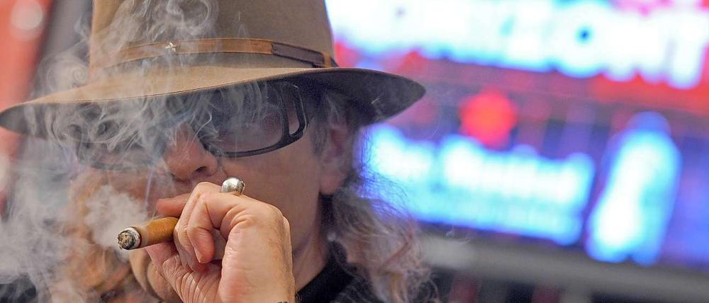 Ein Raucher wie der Sänger Udo Lindenberg verursacht Kosten in Höhe von durchschnittlich 90 483 Euro, eine Raucherin sogar 529 481 Euro. 
