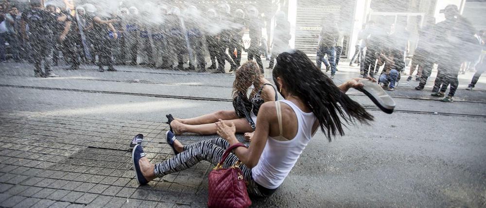 Teilnehmer der "Gay Pride" in Istanbul werfen mit Schuhen gegen die Wasserwerfer der Polizei am Sonntag. Im Gegensatz zum letzten Jahr wurde die Parade der Schwulen und Lesben in diesem Jahr von der Polizei aufgelöst. 