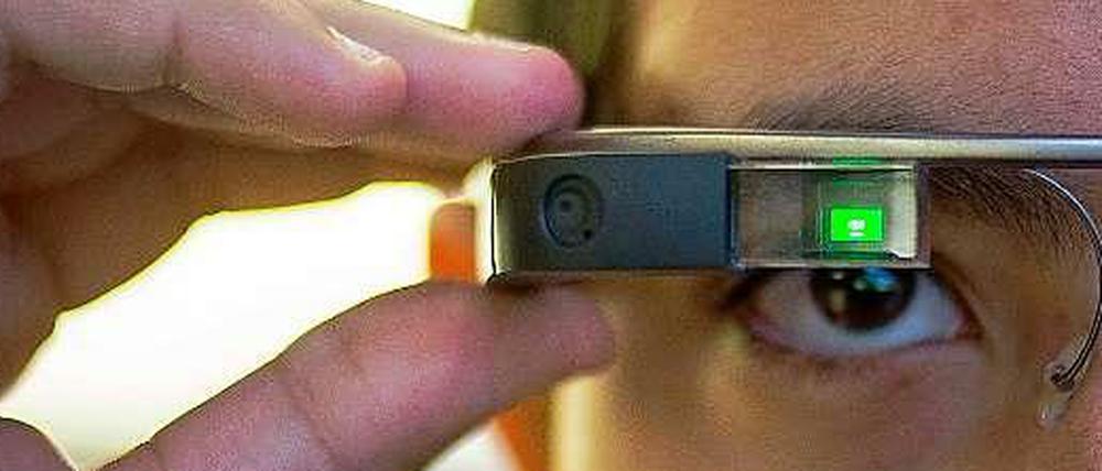 Gesichtserkennung per Datenbrille. Bisher hat die Polizei in Dubai erst vier der "Google Glasses" testweise im Einsatz