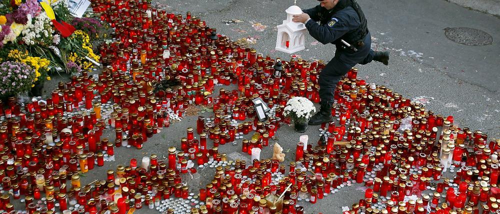 Gedenken für die Opfer. Nach der Brandkatastrophe war die Straße vor der Diskothek in Bukarest voller Kerzen.