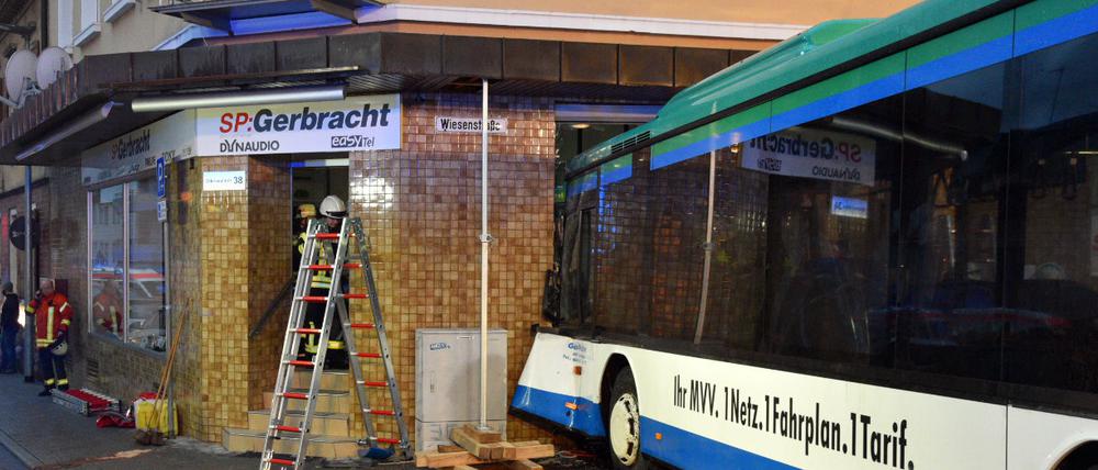 In Eberbach (Baden-Württemberg) fuhr ein Schulbus in eine Hauswand, mindestens 20 Personen sind verletzt.