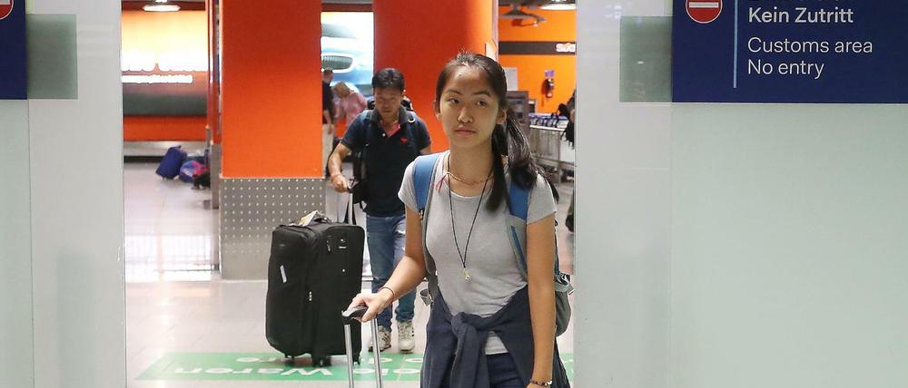 Die Schülerin Bivsi Rana kommt am Mittwoch am Flughafen in Düsseldorf an.
