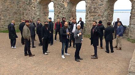 Männer mit Bärten und einer schwarzen Fahne haben in Schweden einen Polizeieinsatz ausgelöst. Hier ein Foto des Treffens der "Bearded Villains" auf Facebook. 
