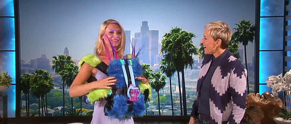 Claire Danes in der US-Show "Ellen" am Montag bei der Anprobe eines merkwürdigen Outfits mit Moderatorin Ellen DeGeneres. Die Schauspielerin berichtete in der Sendung von ihrem Besuch des Berliner Clubs Berghain. 