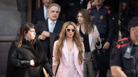 Shakira erschien am Montag im rosafarbenen Hosenanzug persönlich vor Gericht.