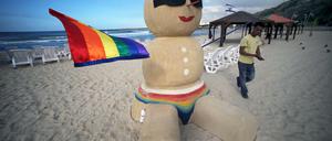 Bunt im Winter. Diese Sandfigur wirbt für die Gay Pride in Tel Aviv.