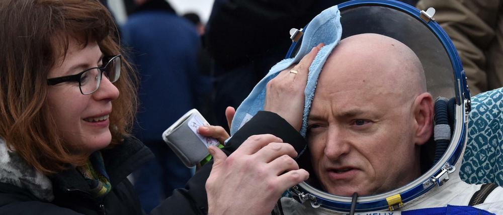 US-Astronaut Scott Kelly bekommt nach seiner Landung in Kasachstan erstmal die Stirn gewischt. 