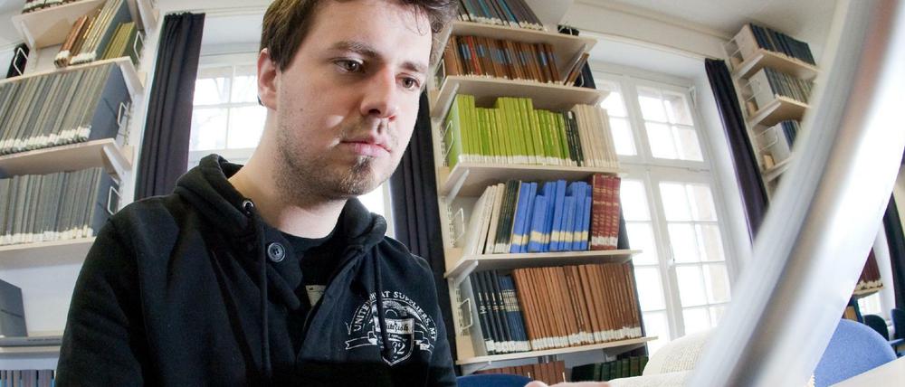 Student Eric sitzt in einem Seminarraum der Westfälischen Wilhelms-Universität in Münster vor einem Notebook. Zitiert er sich selbst? 