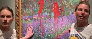 Zwei Klimaaktivistinnen haben das Schutzglas eines Gemäldes von Claude Monet mit Farbe beschmiert.