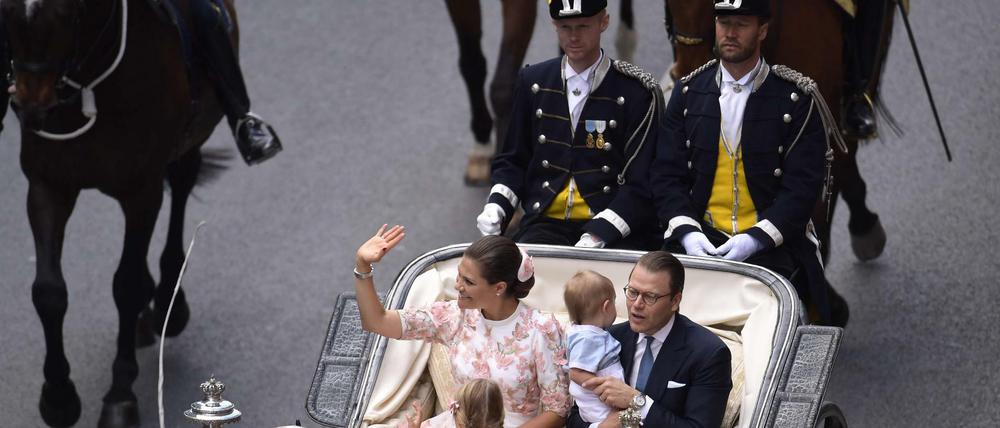 Victoria und ihre Familie fuhren mit einer Kutsche durch Stockholm.