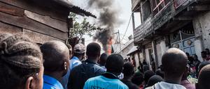 Mitten in ein Wohnviertel in Goma stürzte am Sonntag die kleine Passagiermaschine. 