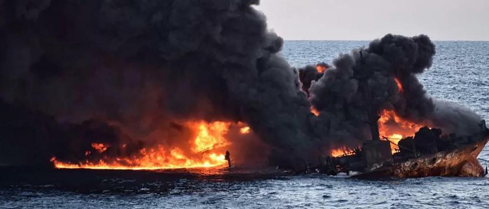 Eine Aufnahme des brennenden und sinkenden iranischen Tankers vor der Küste Chinas 