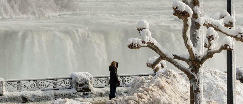 Zu Eis erstarrt sind angesichts der großen Kälte auch die Niagarafälle.