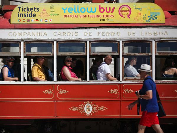 Touristen in Lissabon. Auch die Stadt in Portugal beklagt sich über zu viel Andrang. 