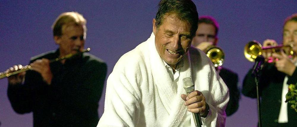 Abschied im Bademantel. Bei den Zugaben seiner Konzerte, hier 2003 in der Münchner Olympiahalle, trug Udo Jürgens stets dieses schneeweiße Kleidungsstück. 