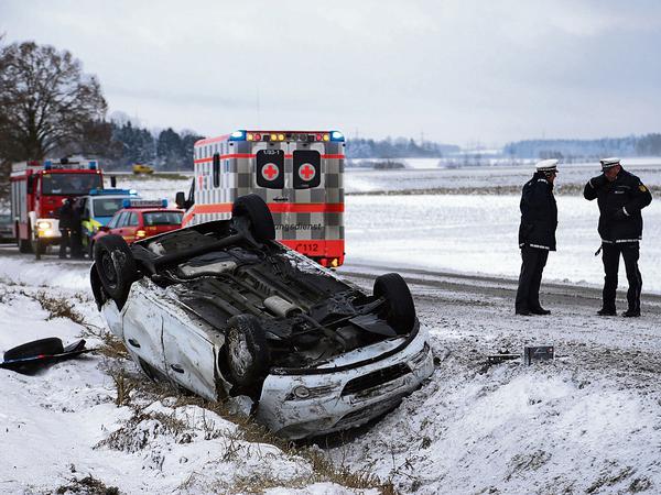 In Baden-Württemberg und Bayern haben sich bei Glätte und Schneetreiben viele Unfälle ereignet. 
