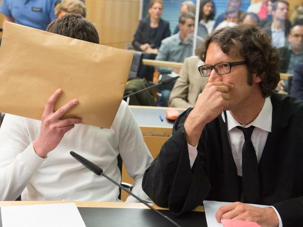 Der Angeklagte Sanel M. (l) sitzt am 24.04.2015 zu Verhandlungsbeginn in einen Sicherheitssaal des Landgerichts in Darmstadt (Hessen) neben seinem Verteidiger Stephan Kuhn.
