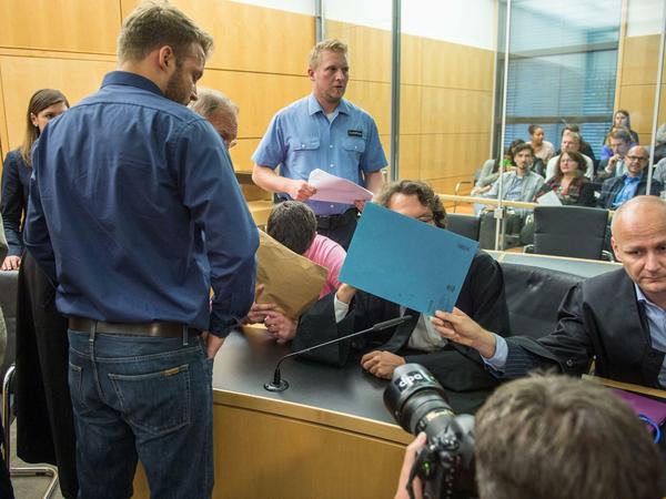 Der Angeklagte Sanel M. sitzt am Dienstag zur Urteilsverkuendung im sogenannten "Tugce-Prozess" neben seinem Rechtsanwalt Stephan Kuhn (r) im Landgerichtssaal in Darmstadt.