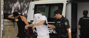 Polizisten führen die Verdächtigen zum Termin mit dem Haftrichter auf Mallorca.