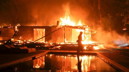 Brände in Kalifornien: Ein Feuerwehrmann an einem brennenden Haus in Malibu.