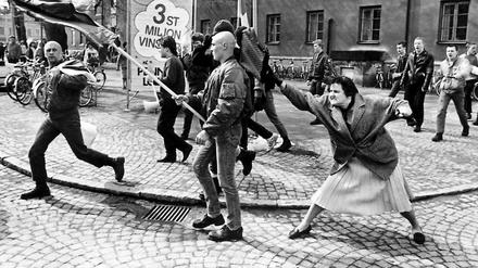 Mit der einzigen "Waffe", die sie hat, ihrer Handtasche, attackiert eine Frau bei einer Demonstration von Neo-Nazis am 13.4.1985 in der schwedischen Stadt Växjö einen der glatzköpfgen Teilnehmer. Sie war die Anführerin einer Gruppe von Einwohnern der Stadt, die beherzt gegen die jungen Neo-Nazis vorging und denen es schließlich gelang, die rechten Demonstranten zu vertreiben. Die Frau mit der Tasche hatte bereits als Kind in Polen Erfahrung mit der Verfolgung durch Nazis gemacht; ihre Mutter war während des Krieges in einem Konzentrationslager.