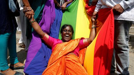 Eine LGBTI-Aktivistin feiert das Gerichtsurteil in Bangalore.