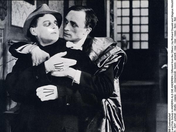 Magnus Hirschfeld schrieb das Drehbuch für den ersten Film mit schwuler Thematik, "Anders als die Anderen", von 1919.