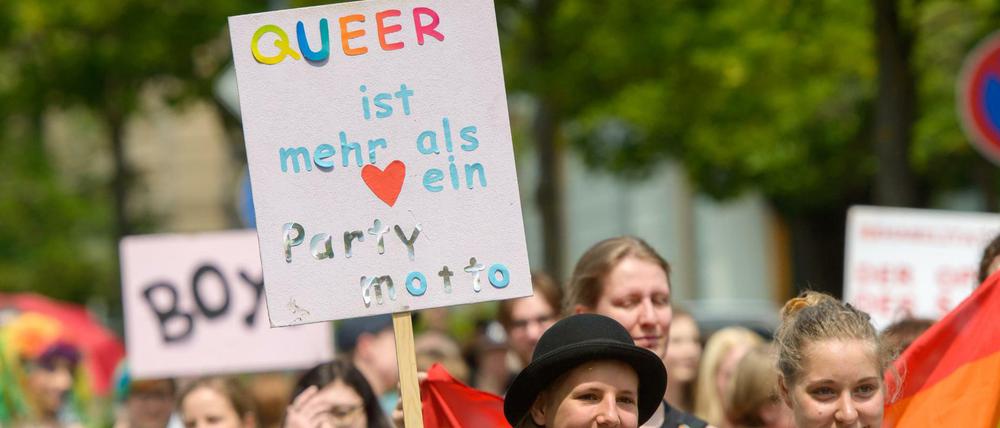 Genau. Unter dem Wort "queer" können sich viele LGBTI (wie hier in Weimar) versammeln.