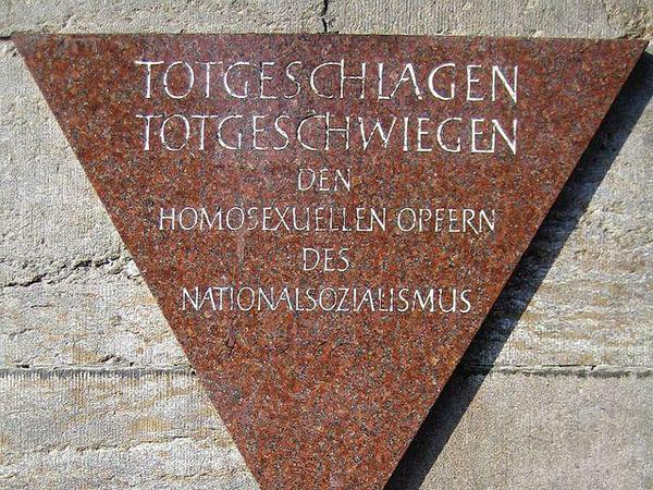 Mahnmal am Nollendorfplatz in Form des Rosa Winkels mit der Inschrift: „Totgeschlagen. Totgeschwiegen. Den homosexuellen Opfern des Nationalsozialismus“