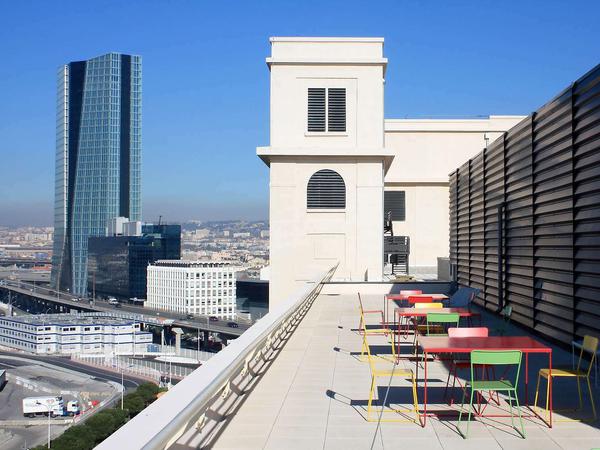 Stadt im Wandel. In dem ehemaligen Kornspeicher Le Silo werden heute Konzerte organisiert. In der Ferne ragt ein futuristischer, 147 Meter hoher Glasturm von Zaha Hadid auf.
