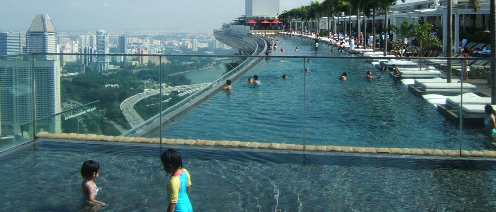 Der 146 Meter lange Pool auf dem Dach des Hotels Marina Bay Sands.