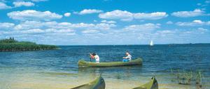 Nicht olympiareif. Die Gewässer von Mecklenburg bieten ideale Reviere für Hobby-Kanuten. Ein eigenes Boot braucht man nicht, es gibt genügend Verleihstationen.