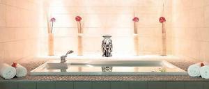 Einladend. Schön untertauchen kann man in vielen Wellnesshotels. Diese „Badewanne“ steht im Arosa Resort Bad Saarow.