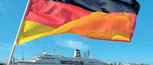 Flagge zeigen. Noch kreuzt die „Deutschland“ – hier bei der Einfahrt in Hamburg – unter heimischen Farben.