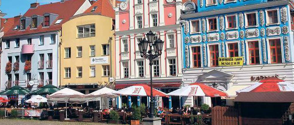 Diese ganz neu errichtete Häuserzeile am Alten Rathaus lässt erahnen, wie sich die Untere Altstadt Stettins einst präsentierte.
