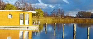 Hausbootleben am Achterwasser. Vor allem im Winter zeigt sich die Krumminer Wiek auf Usedom von der ganz beschaulichen Seite.