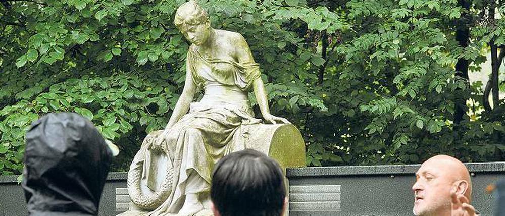 Kein Grabmal ist ohne Geschichte. Auf dem Leipziger Südfriedhof weiß Sepulkralforscher Alfred E. Otto Paul über alle etwas zu berichten. Es sind in Leipzig Sehenswürdigkeiten wie diese, die spannende Geschichten erzählen. 