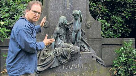 Kennt viele Geschichten. Märchenerzähler Jörn-Uwe Wulf führt Besucher auf seine Weise über den weitläufigen Friedhof.